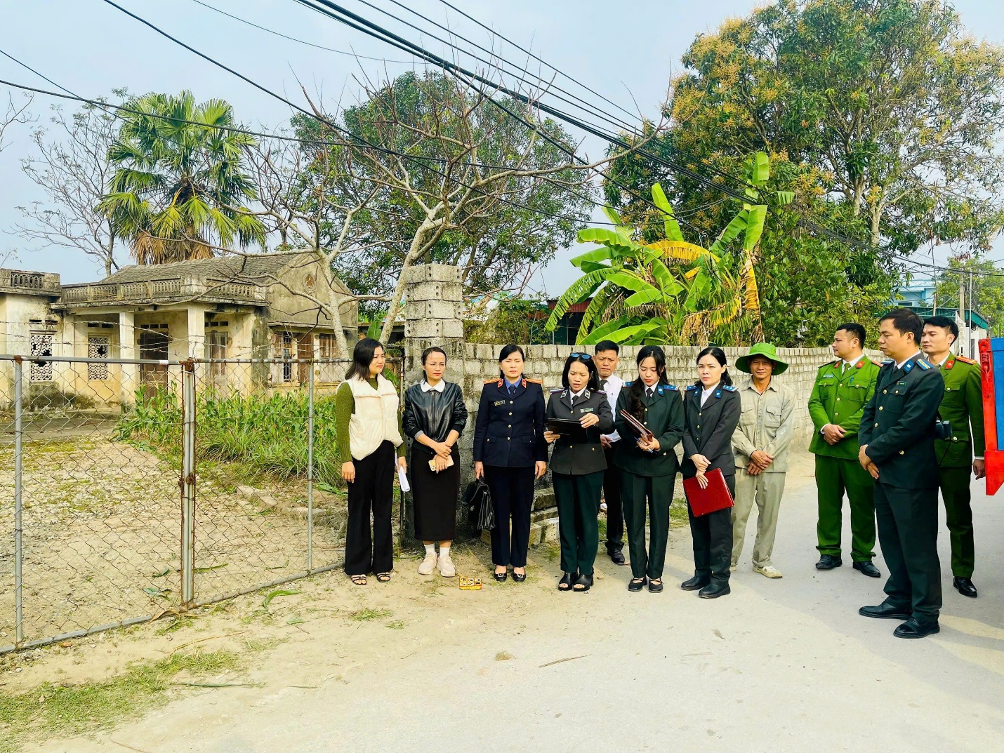 Ảnh: Kiểm sát viên VKSND tỉnh Thanh Hoá tại buổi cưỡng chế giao quyền sử dụng đất