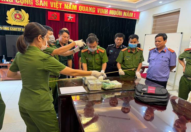 Ảnh: Đồng chí Lê Văn Bắc, Kiểm sát viên trung cấp Phòng 1 VKSND tỉnh kiểm sát việc mở niêm phong vật chứng vụ án Mua bán trái phép chất ma túy