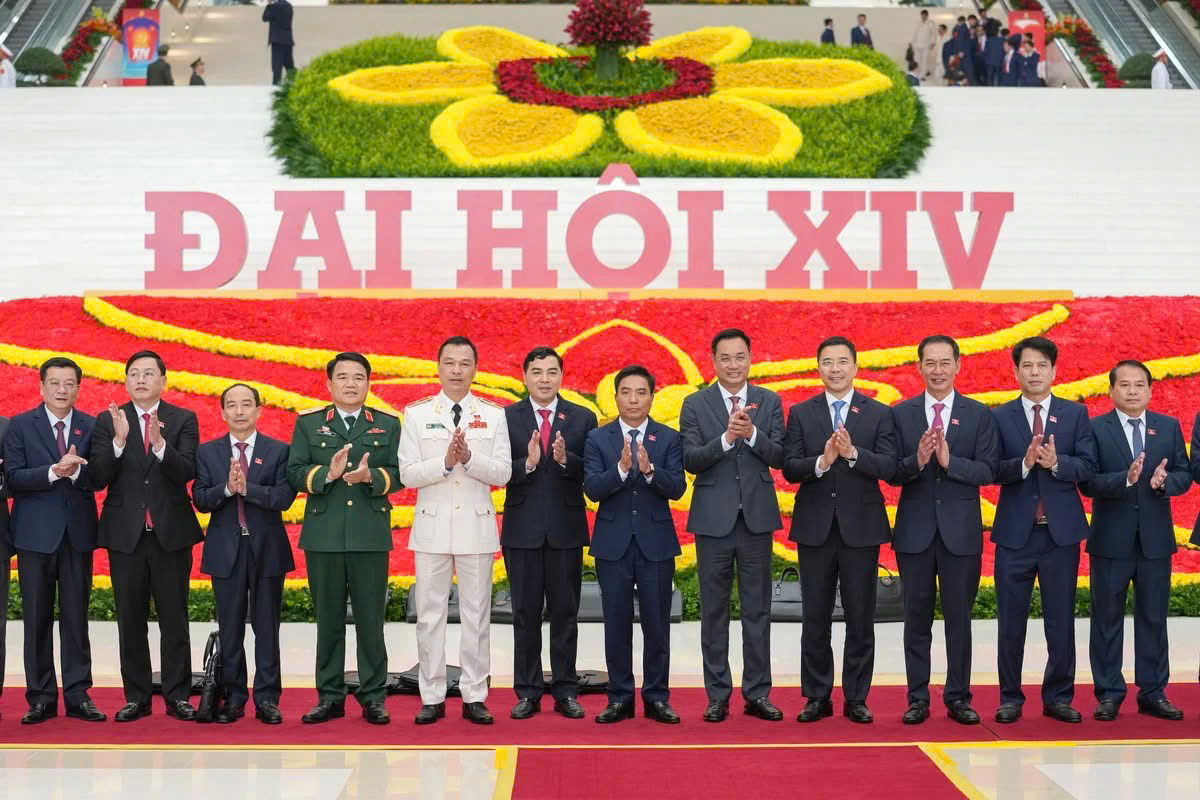 Ảnh: Đồng chí Trần Thế Kính, Viện trưởng VKSND tỉnh chụp ảnh lưu niệm cùng các đại biểu Đảng bộ tỉnh Thanh Hóa dự Đại hội XIV của Đảng