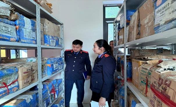 Ảnh: Đoàn kiểm sát kiểm tra kho vật chứng