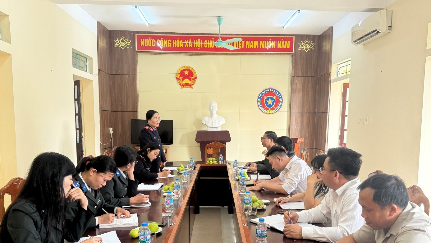 Ảnh: Đồng chí Bùi Thị Mai, Phó Viện trưởng VKSND khu vực 7 - Thanh Hóa công bố quyết định trực tiếp kiểm sát 