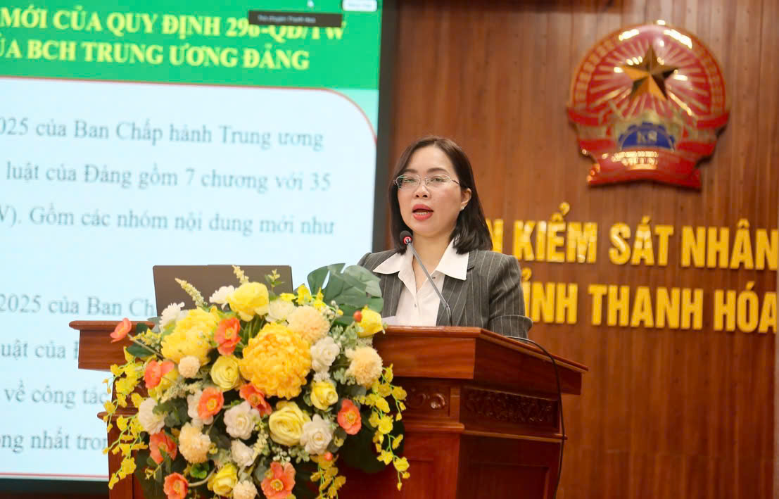 Đồng chí Trần Thị Hồng Trang, Phó Chủ nhiệm thường trực UBKT Đảng ủy các cơ quan đảng tỉnh truyền đạt tại Hội nghị