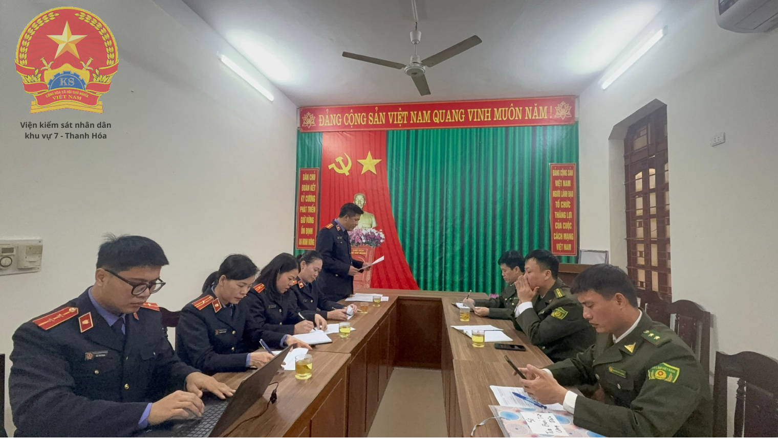 Ảnh: Đồng chí Lê Toàn, Phó Viện trưởng VKSND khu vực 7 - Thanh Hóa  công bố quyết định trực tiếp kiểm sát 