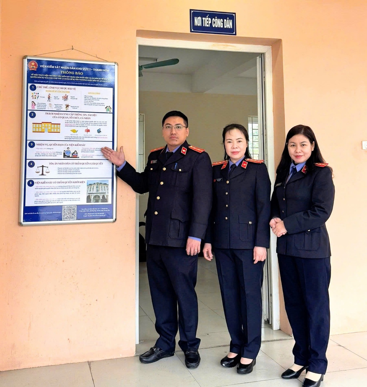 Hình ảnh: Đồng chí Viện trưởng VKSND khu vực 1 trực tiếp chỉ đạo việc gắn bảng Infographic tại trụ sở đơn vị