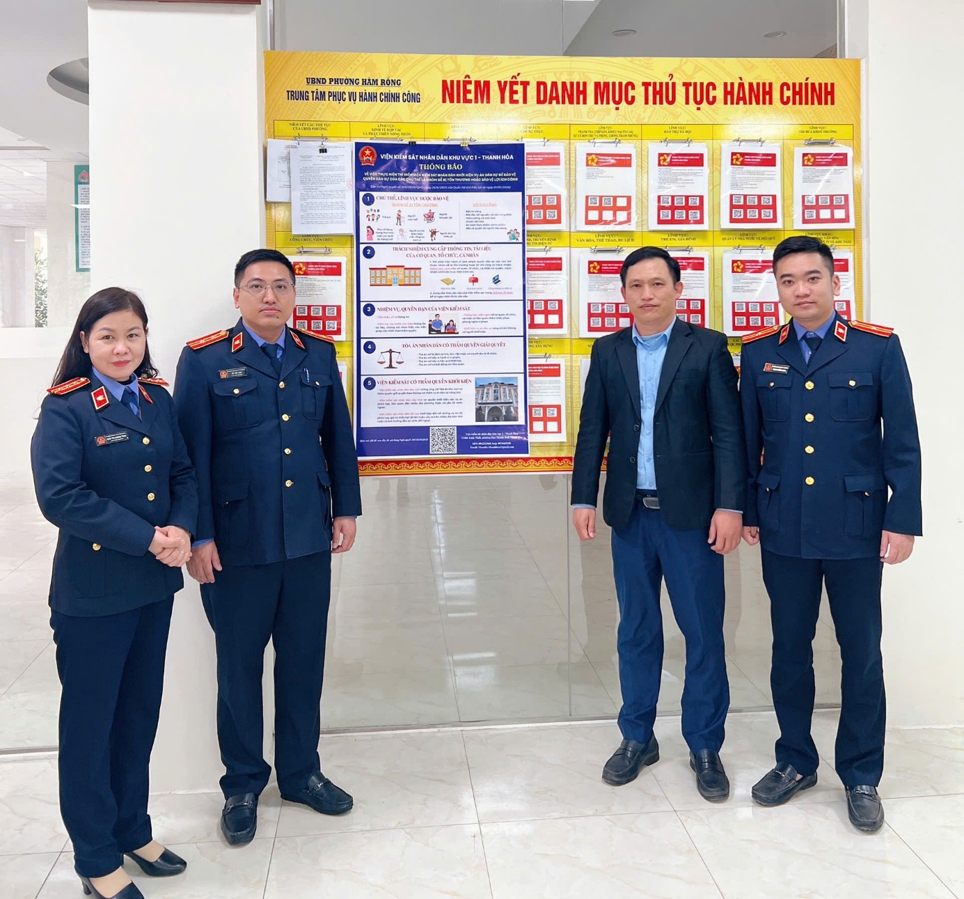 Hình ảnh: Lãnh đạo VKSND khu vực 1 - Thanh Hóa phối hợp với UBND phường Hàm Rồng tuyên truyền thực hiện Nghị quyết số 205