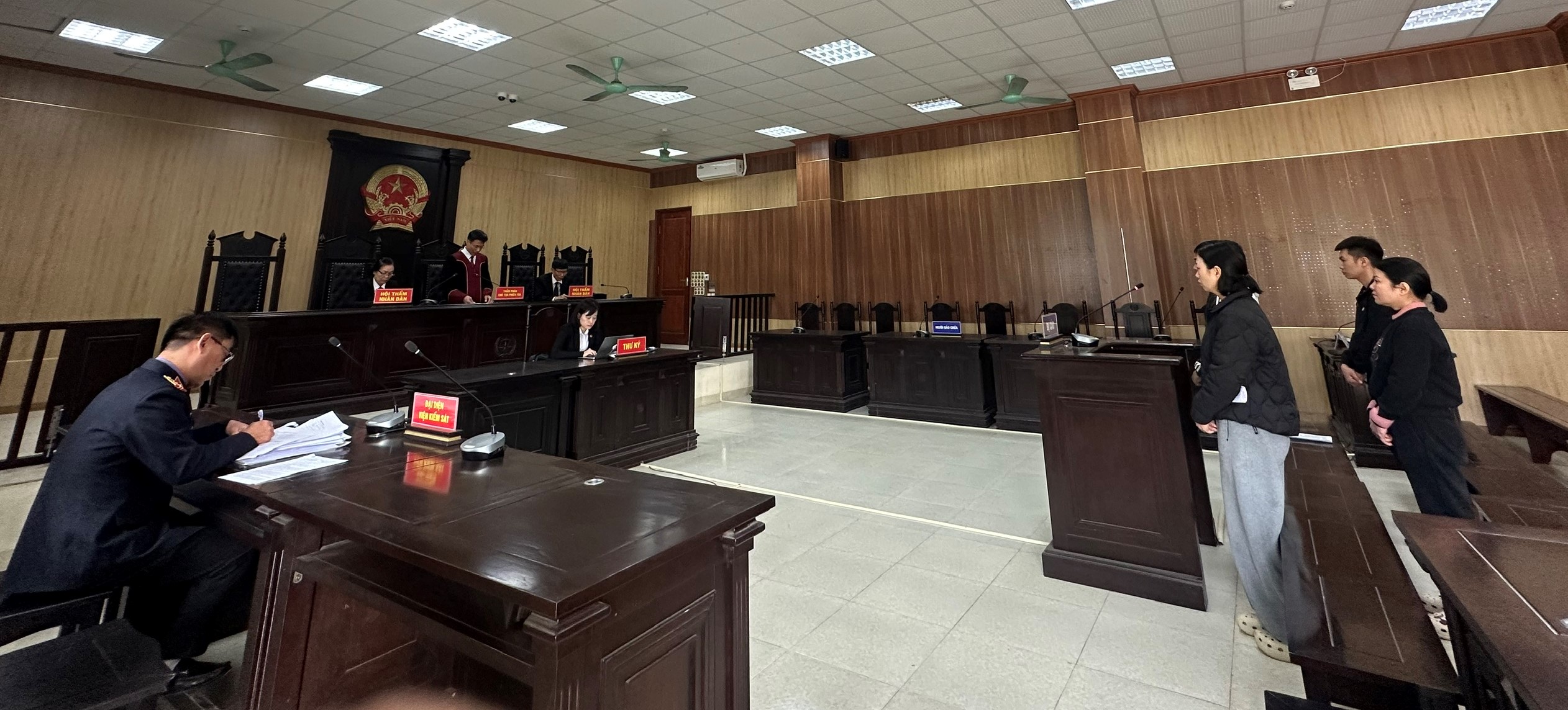 Ảnh: Toàn cảnh phiên tòa xét xử vụ án “Buôn lậu”