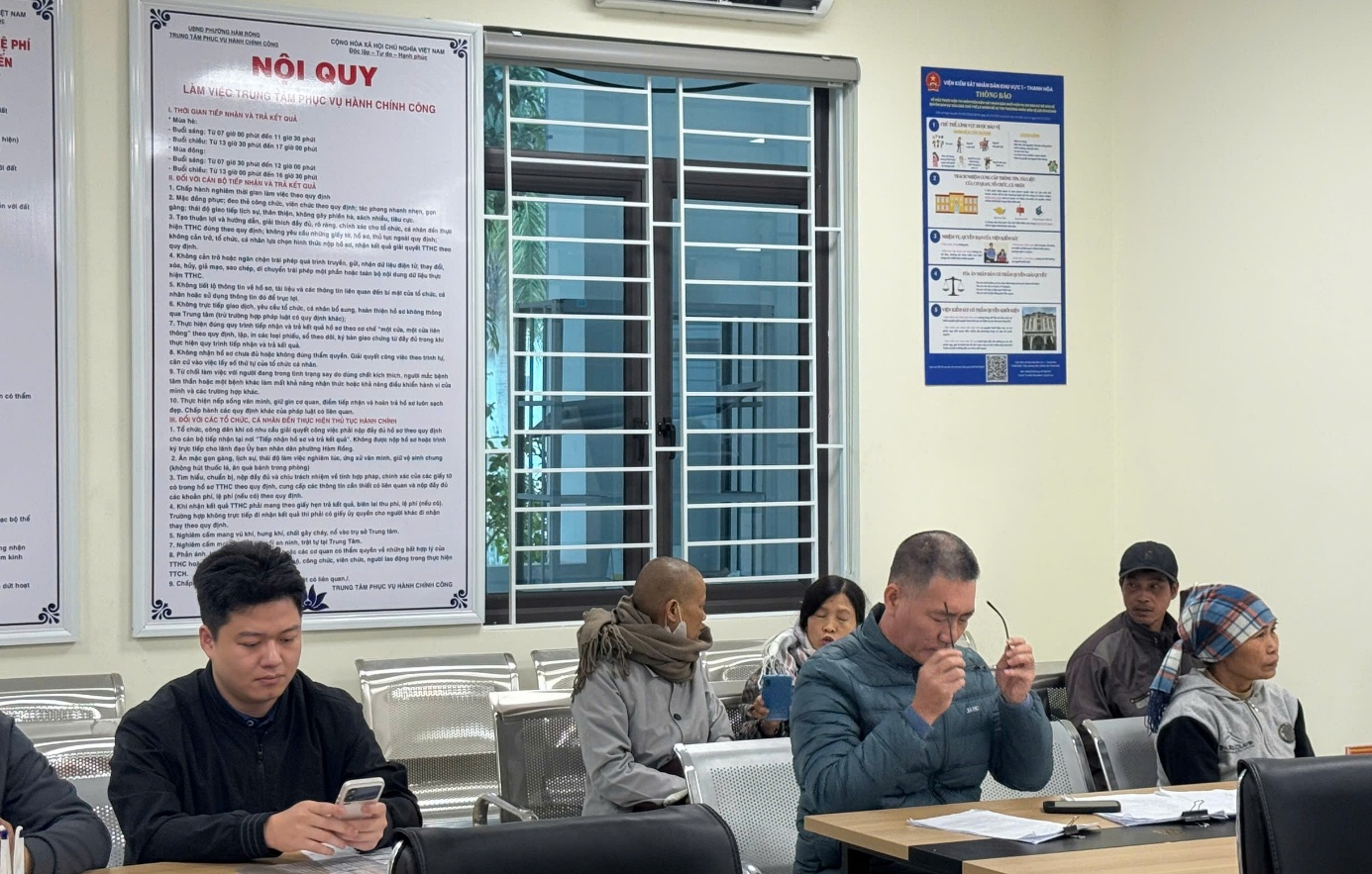 Hình ảnh: VKSND khu vực 1 - Thanh Hóa phối hợp với các UBND phường gắn bảng Infographic tuyên truyền thực hiện Nghị quyết số 205 tại Trung tâm hành chính công