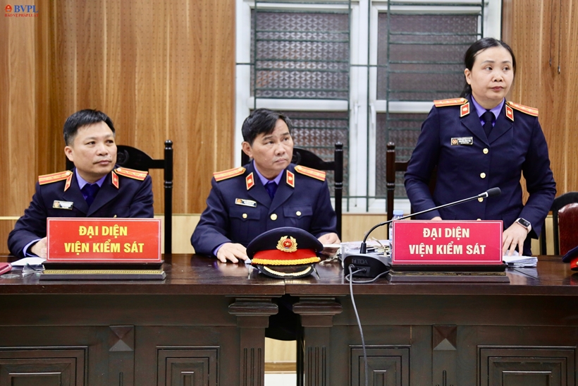 Ảnh: Đồng chí Lê Xuân Lễ (ngoài cùng bên trái) cùng các KSV VKSND tỉnh THQCT, kiểm sát xét xử tại phiên tòa xét xử cựu Bí thư Tỉnh ủy Thanh Hóa Trịnh Văn Chiến, cựu Chủ tịch UBND tỉnh Thanh Hóa Nguyễn Đình Xứng và các đồng phạm trong vụ án Hạc Thành Tower.