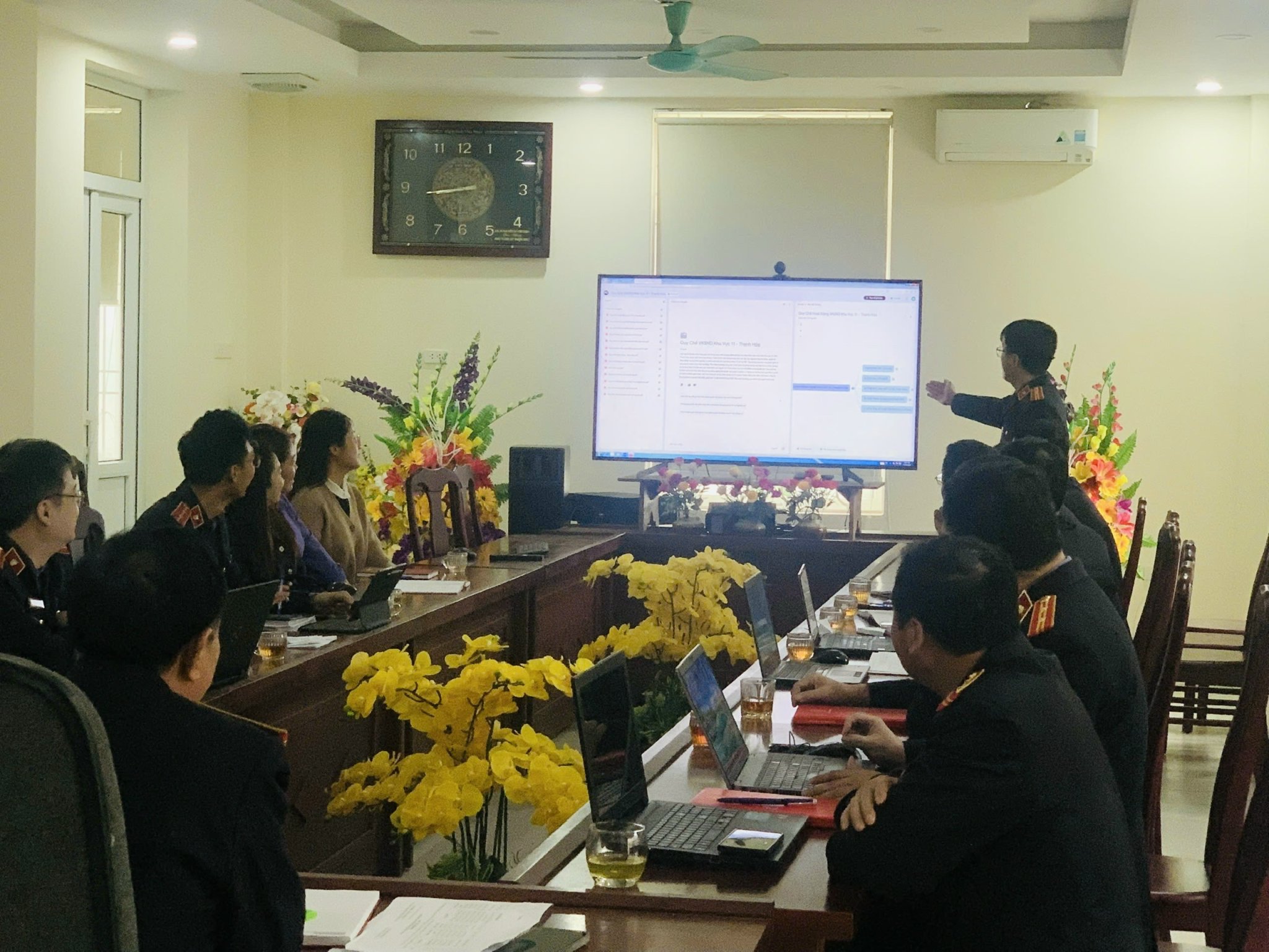 Ảnh: Kiểm sát viên hướng dẫn tính năng và cách ứng dụng NotebookLM phục vụ công tác chuyên môn