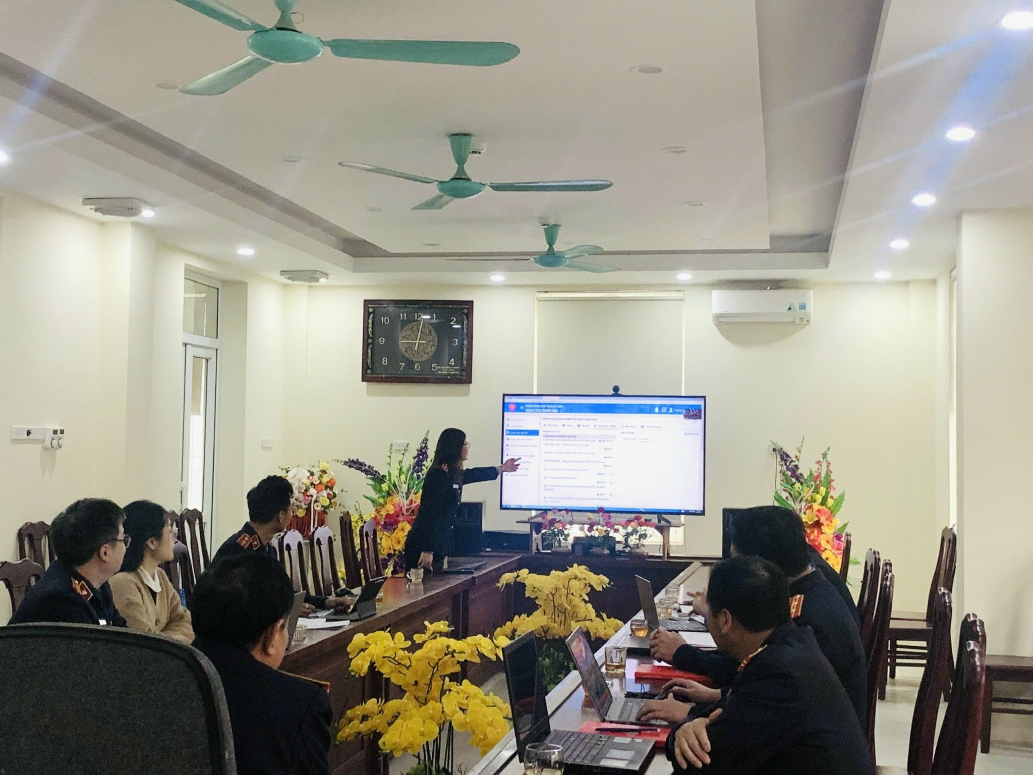 Ảnh: Kiểm sát viên hướng dẫn sử dụng phòng họp không giấy trên phần mềm của VKSND tối cao  