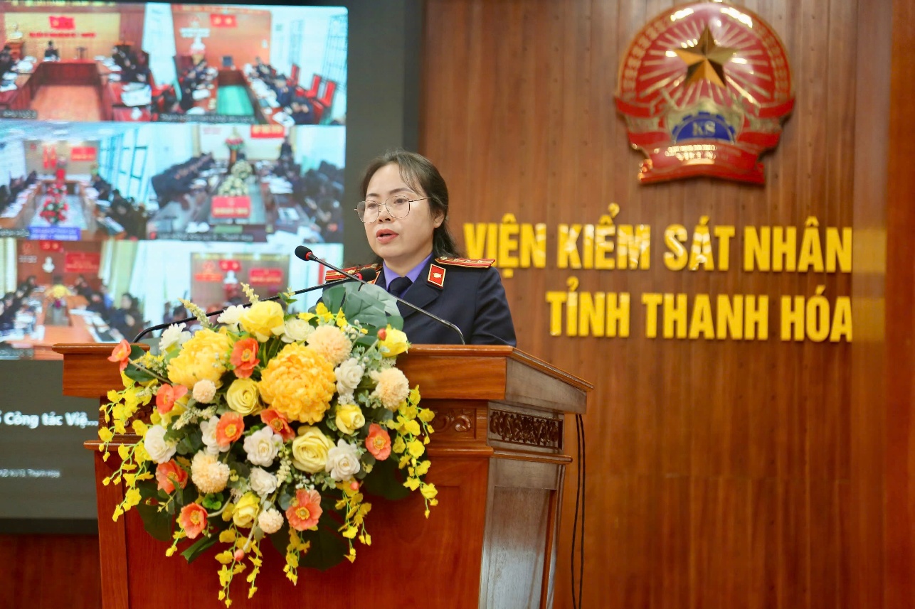 Ảnh: Đồng chí Phan Thị Bình, Viện trưởng VKSND khu vực 1 phát biểu tham luận tại Hội nghị