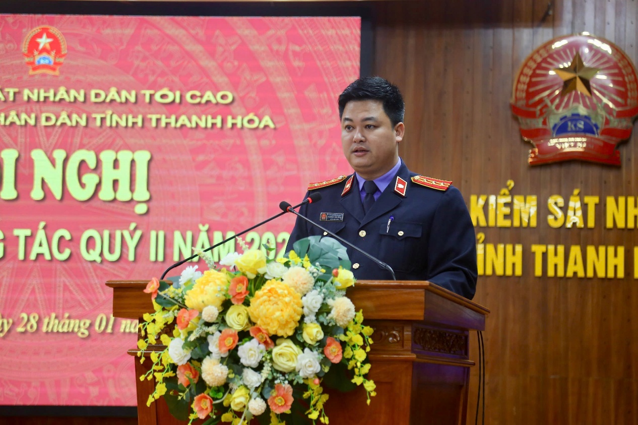 Ảnh: Đồng chí Nguyễn Văn Dũng, Chánh Văn phòng thông báo tóm tắt kết quả công tác năm 2025 của VKSND tỉnh Thanh Hóa