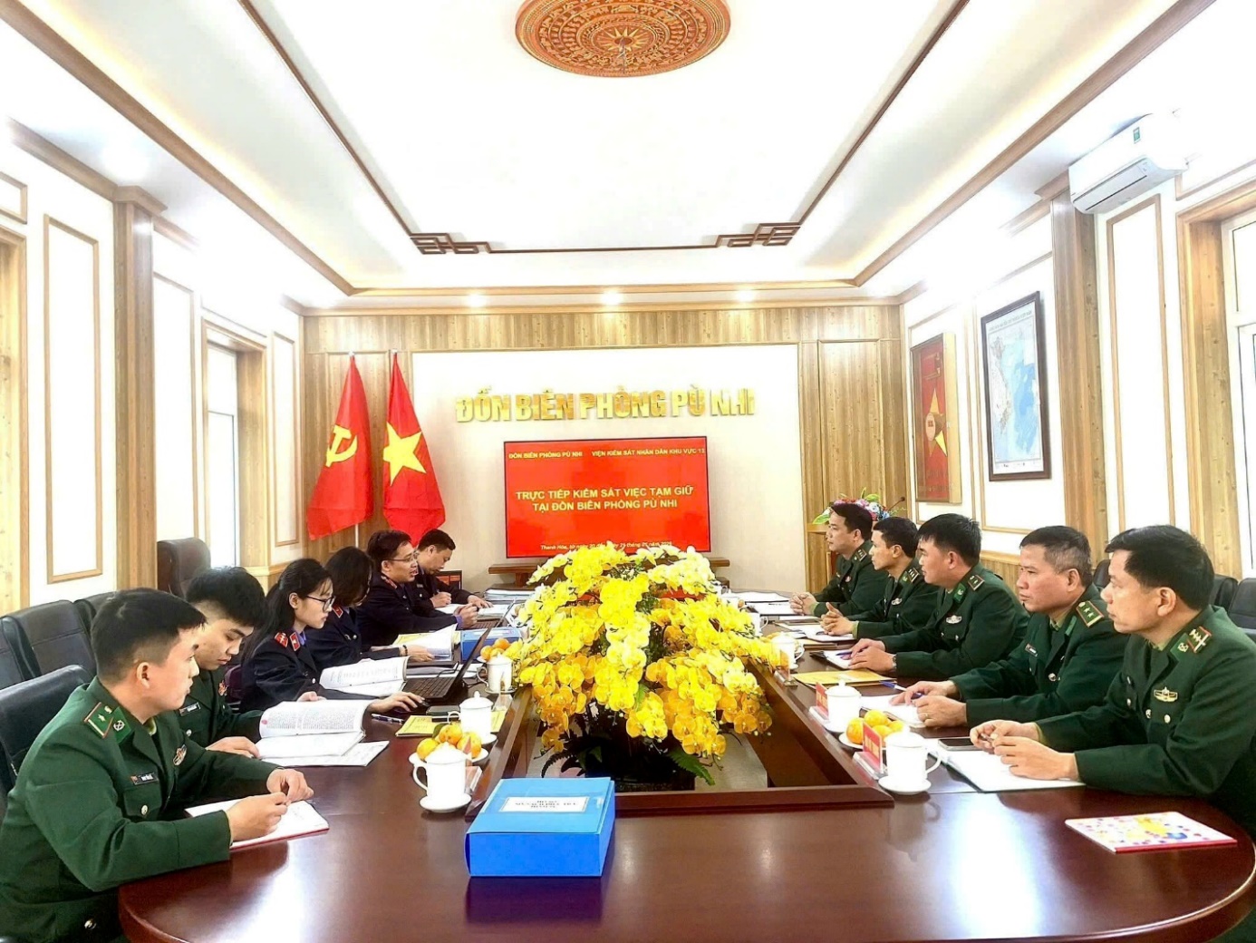 Ảnh: Đoàn công tác VKSND khu vực 13 làm việc, kiểm tra thực tế tại đơn vị biên phòng