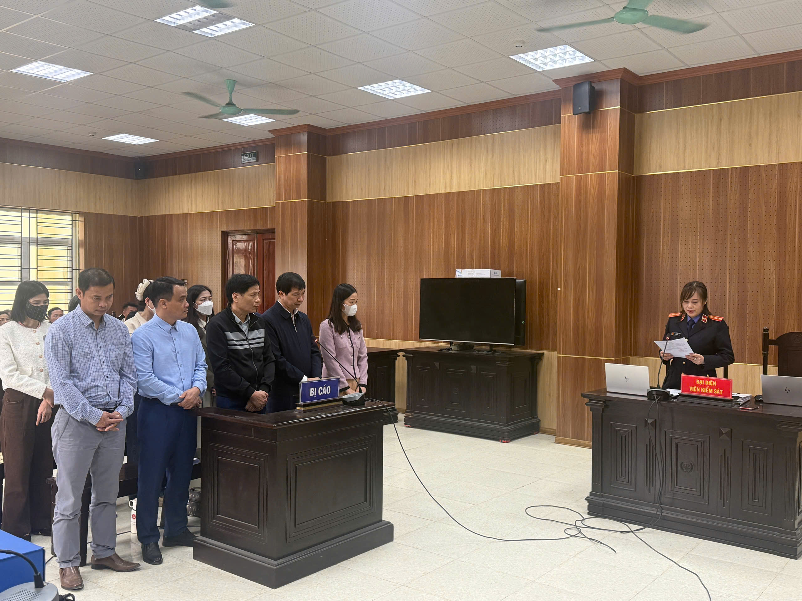 Ảnh: Kiểm sát viên trình bày bản luận tội tại phiên tòa