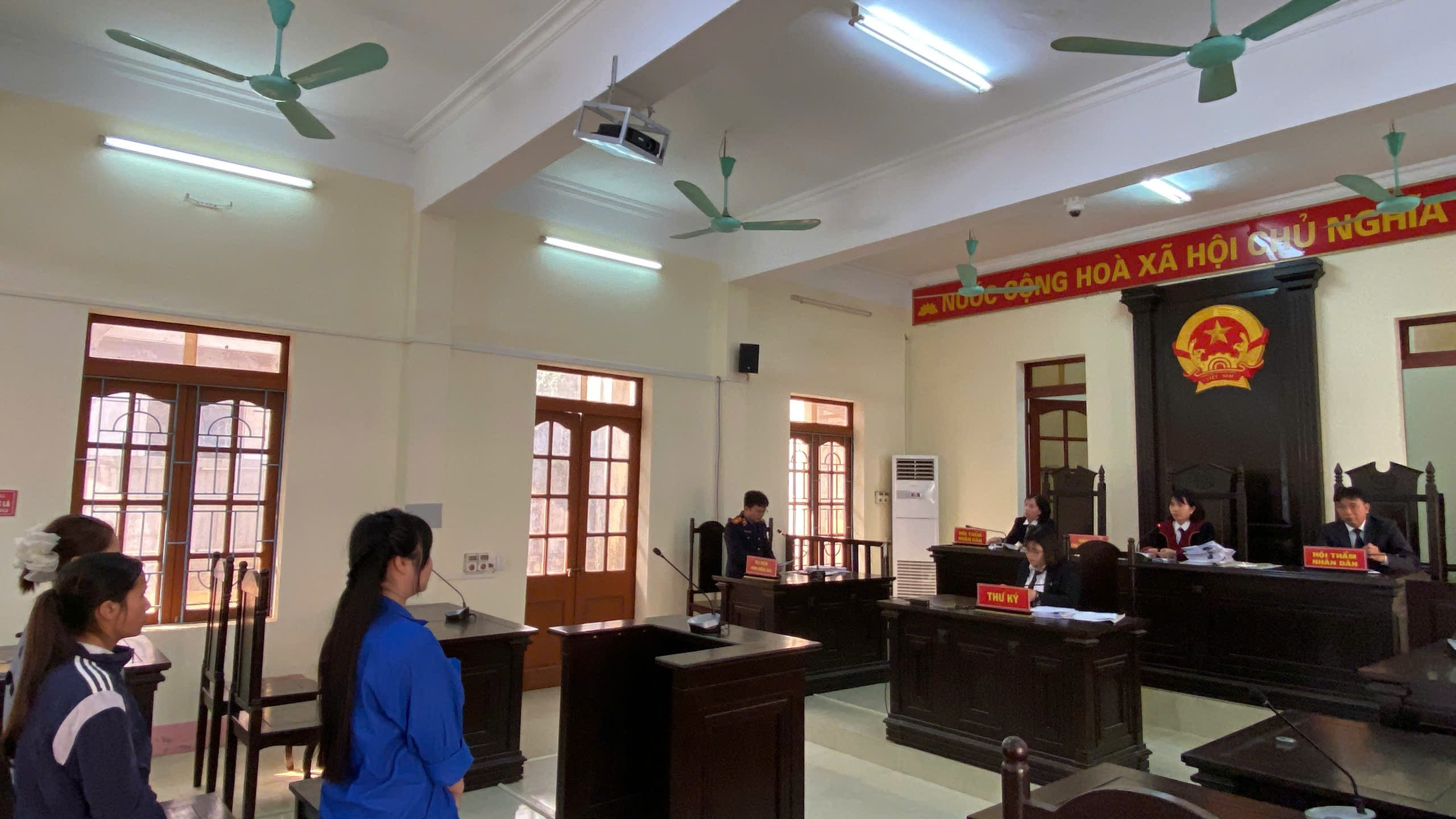 Ảnh: Đại diện Viện kiểm sát nhân dân khu vực 3 trình bày Bản luận tội