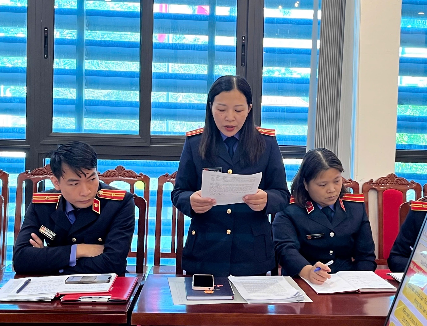 (Đồng chí Trịnh Thị Hiền – Kiểm sát viên, trình bày các nội dung thảo luận)