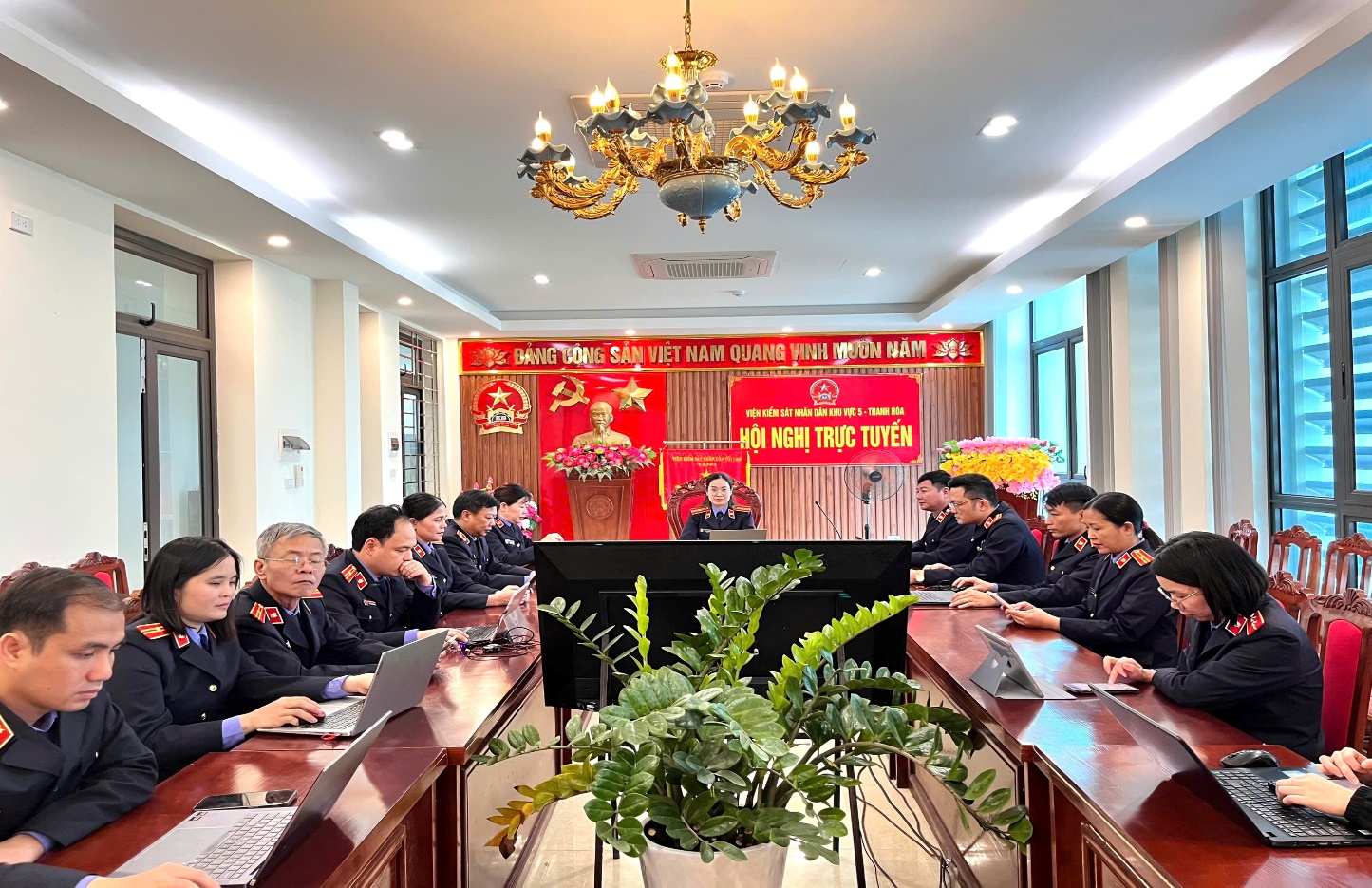 (Đồng chí Lê Thị Ngọc Hà - Viện trưởng VKSND khu vực 5 kết luận hội nghị)