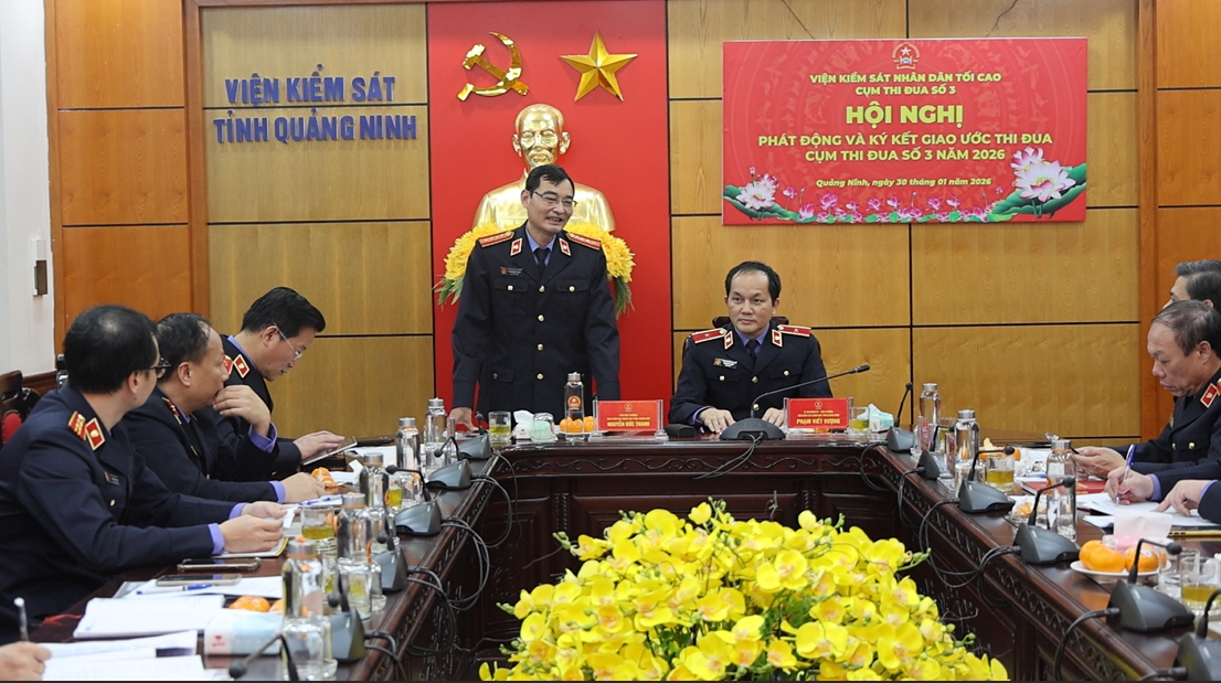 Ảnh: Đồng chí Nguyễn Đức Thanh, Phó Viện trưởng VKSND tỉnh Thanh Hóa - đơn vị Cụm phó Cụm thi đua số 3 năm 2026 phát biểu tại Hội nghị