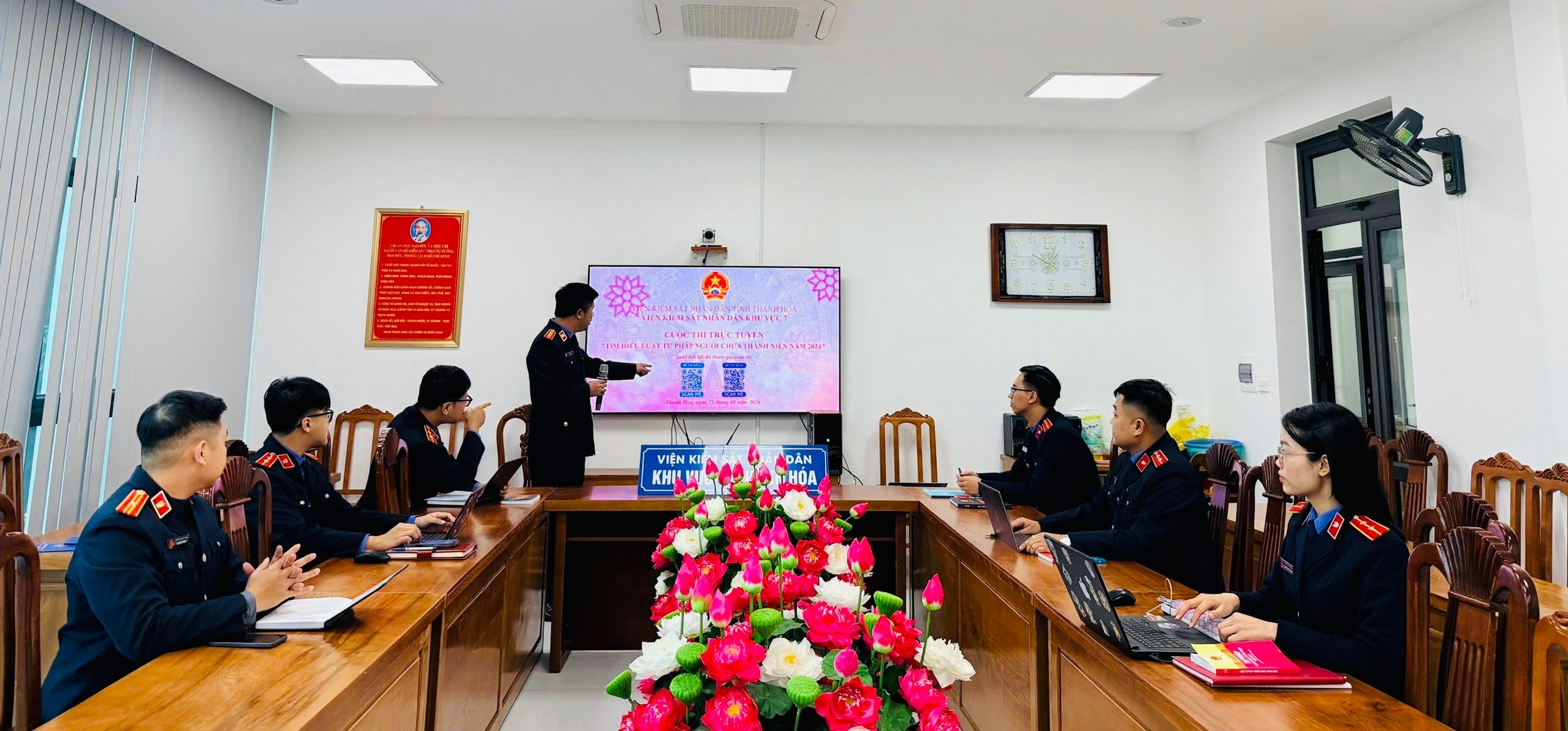 Ảnh: Đồng chí Lê Toàn, Phó Viện trưởng phổ biến thể lệ cuộc thi