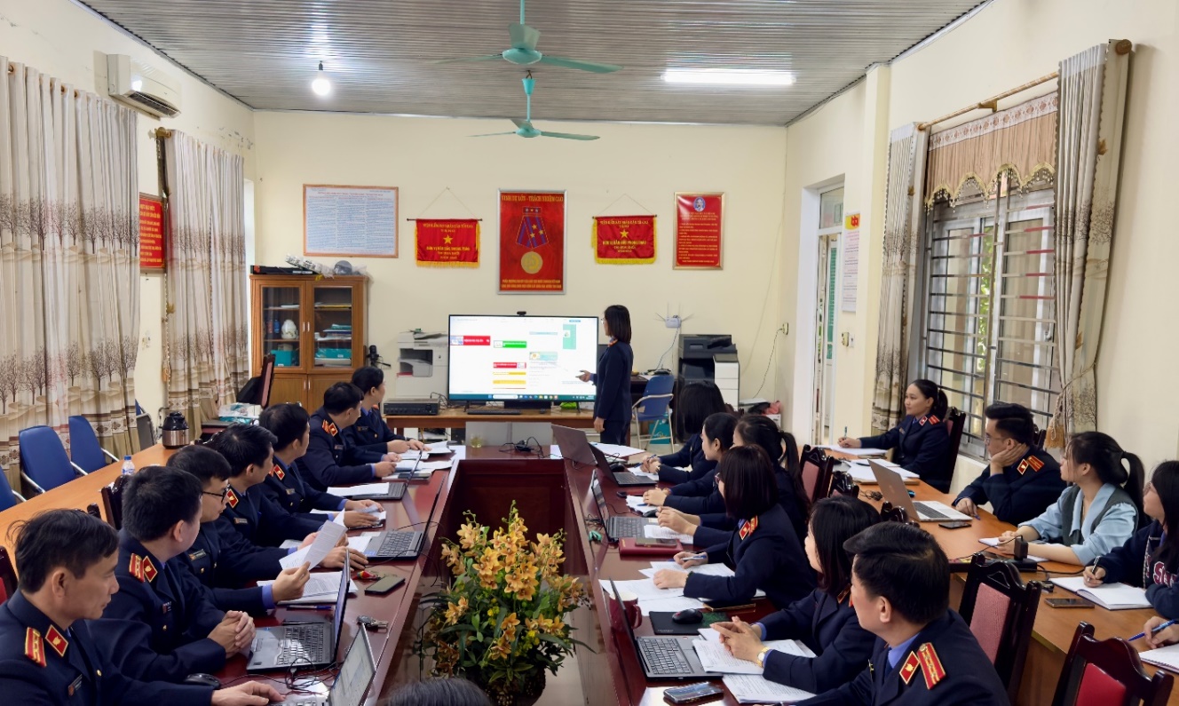 Ảnh: Kiểm sát viên hướng dẫn ứng dụng, sử dụng báo cáo đề xuất vụ án dân sự bằng đồ tư duy qua phần mềm Xmind