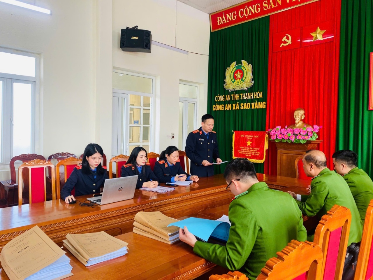 Ảnh: Đồng chí Đỗ Văn Nam, Phó Viện trưởng VKSND khu vực 8 - Thanh Hóa  kiểm sát việc giải quyết tin báo tố giác tội phạm tại Công an xã Sao Vàng.