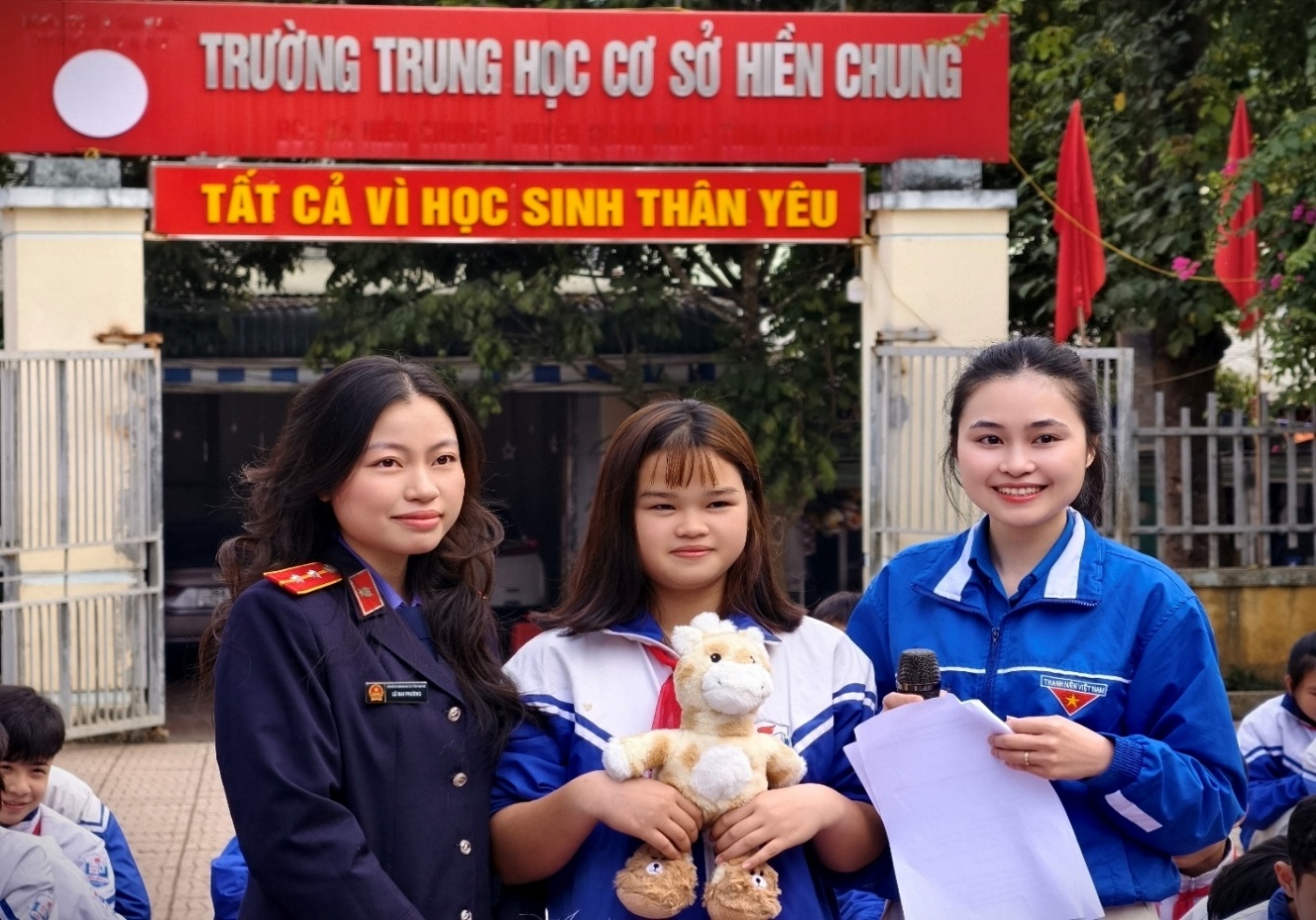 Ảnh: Đoàn viên Chi đoàn VKSND khu vực 13 - Thanh Hoá tham gia buổi tuyên truyền tại Trường THCS Hiền Chung