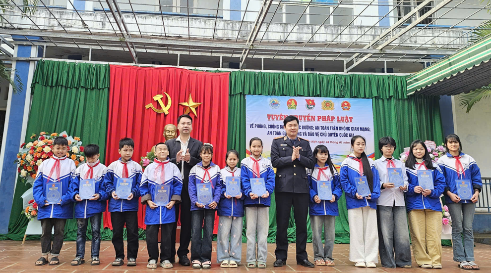 Ảnh: Đ/c Đỗ Kế Mạnh - Phó Viện trưởng VKSND khu vực 13 - Thanh Hoá trao tặng 12 phần quà cho các em học sinh có hoàn cảnh khó khăn của Trường THCS Hiền Chung