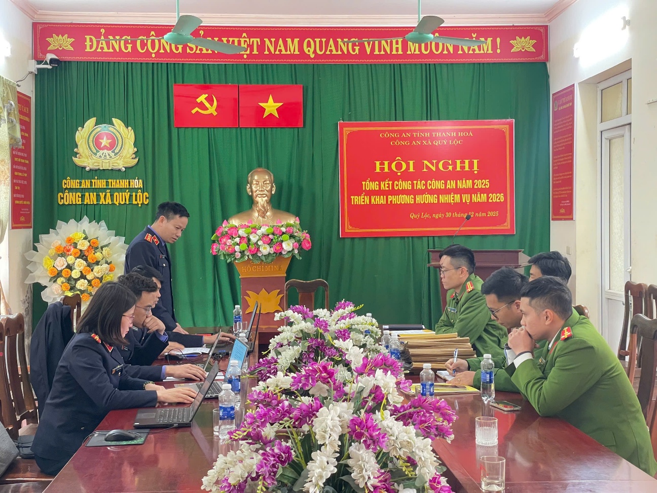 Ảnh: Đoàn kiểm sát làm việc với Lãnh đạo UBND và công an xã 