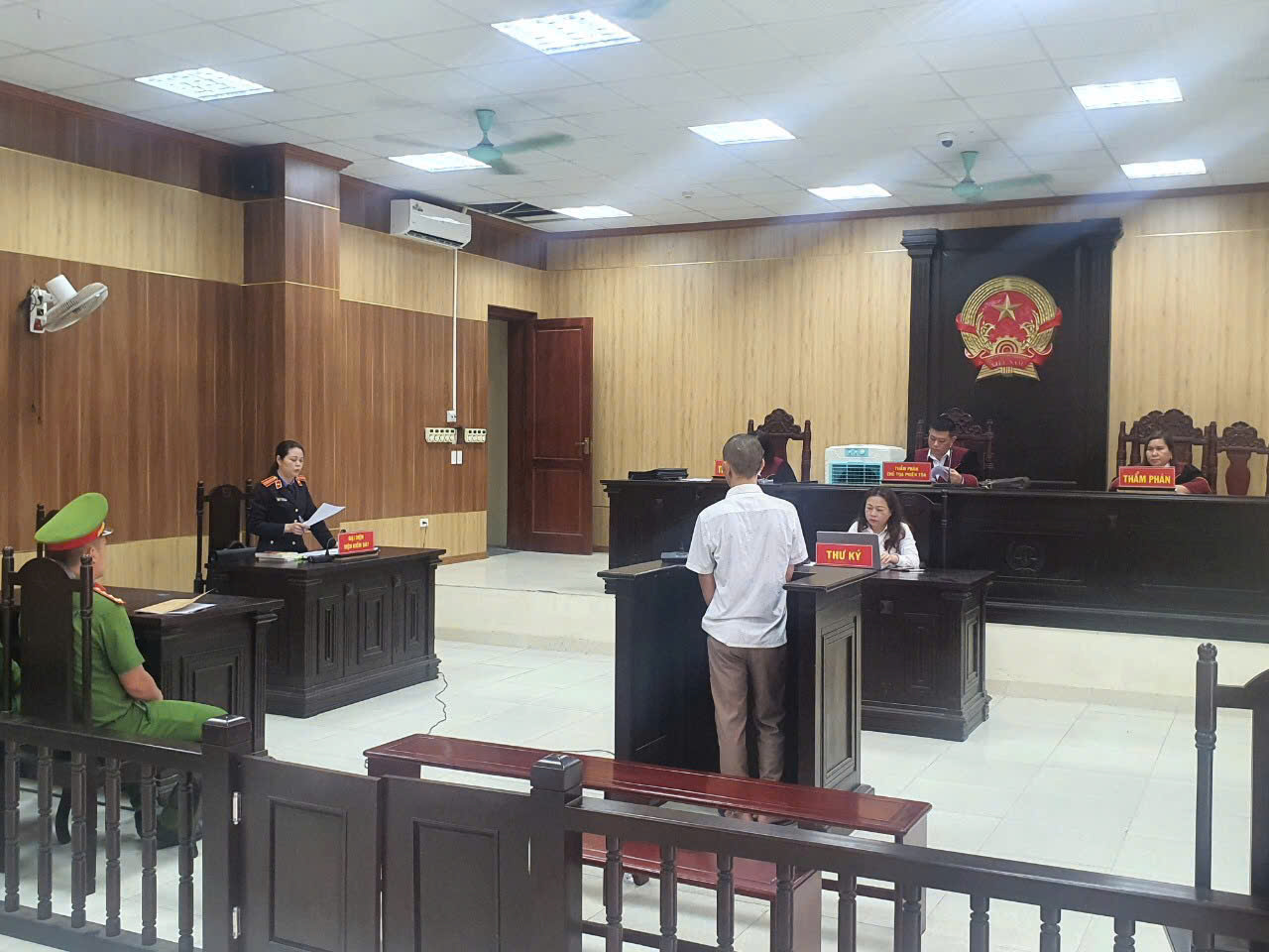 Ảnh: Kiểm sát viên phát biểu bảo vệ quan điểm kháng nghị tại phiên tòa phúc thẩm hình sự