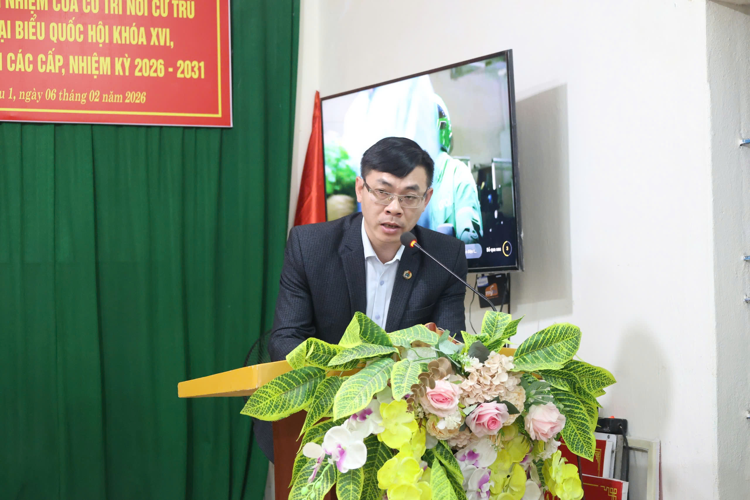 Ảnh: Đồng chí Nguyễn Văn Tiến, Uỷ viên Ban Chấp hành Đảng bộ, Phó Chủ tịch Uỷ ban Mặt trận tổ quốc phường Hạc Thành điều hành hội nghị