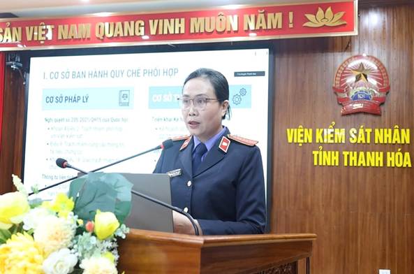 Ảnh: Đồng chí Nguyễn Hằng Thu, Phó Trưởng Phòng 9 VKSND tỉnh  trình bày Quy chế phối hợp số 01/2025 và Thông tư liên tích số 09/2025