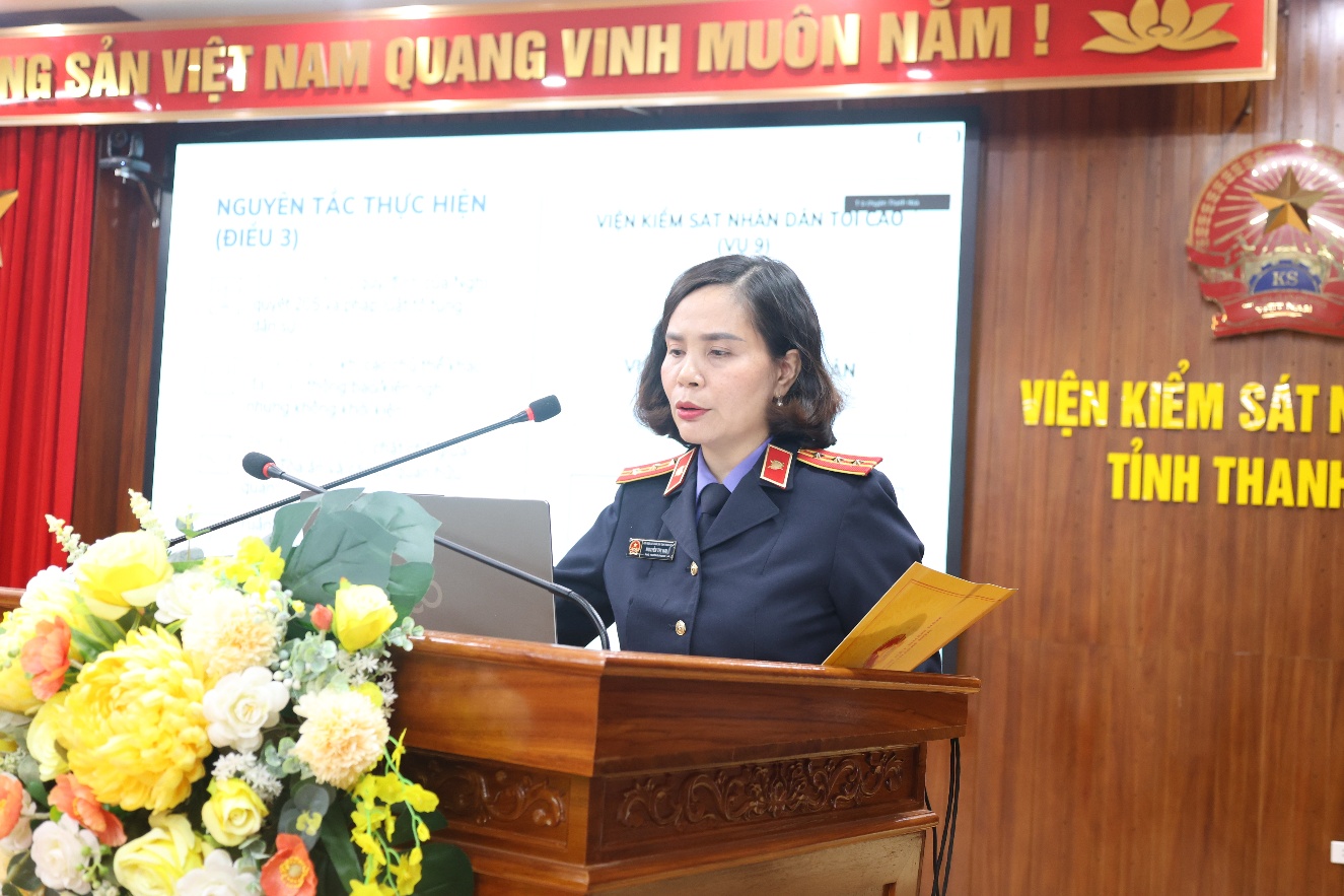 Ảnh: Đồng chí Nguyễn Thị Mai, Phó Trưởng Phòng 9 VKSND tỉnh  trình bày quy trình khởi kiện vụ án dân sự công ích