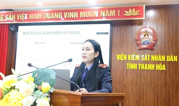 Ảnh: Đồng chí Phạm Thị Hoàn, Trưởng Phòng 9 VKSND tỉnh  trình bày những nội dung cơ bản của Nghị quyết 2025