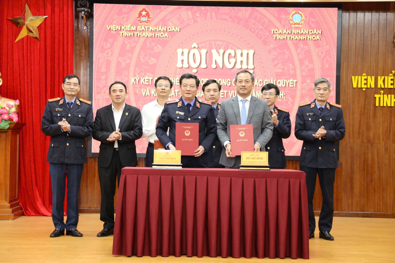 Ảnh: Đại diện lãnh đạo VKSND tỉnh và TAND tỉnh ký kết Quy chế phối hợp trong công tác giải quyết và kiểm sát việc giải quyết các vụ án hành chính, vụ việc dân sự