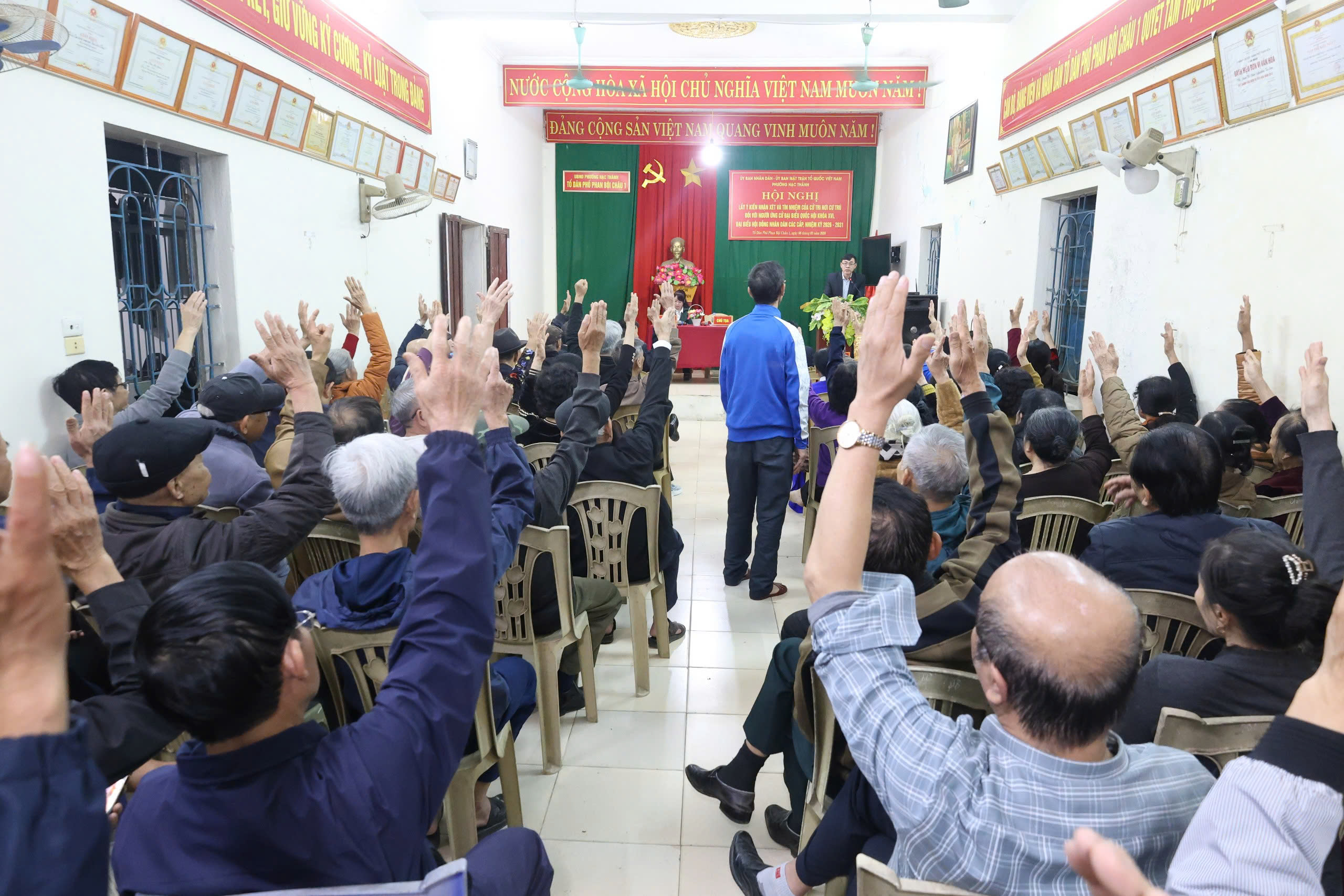 Ảnh: Cử tri tham gia biểu quyết