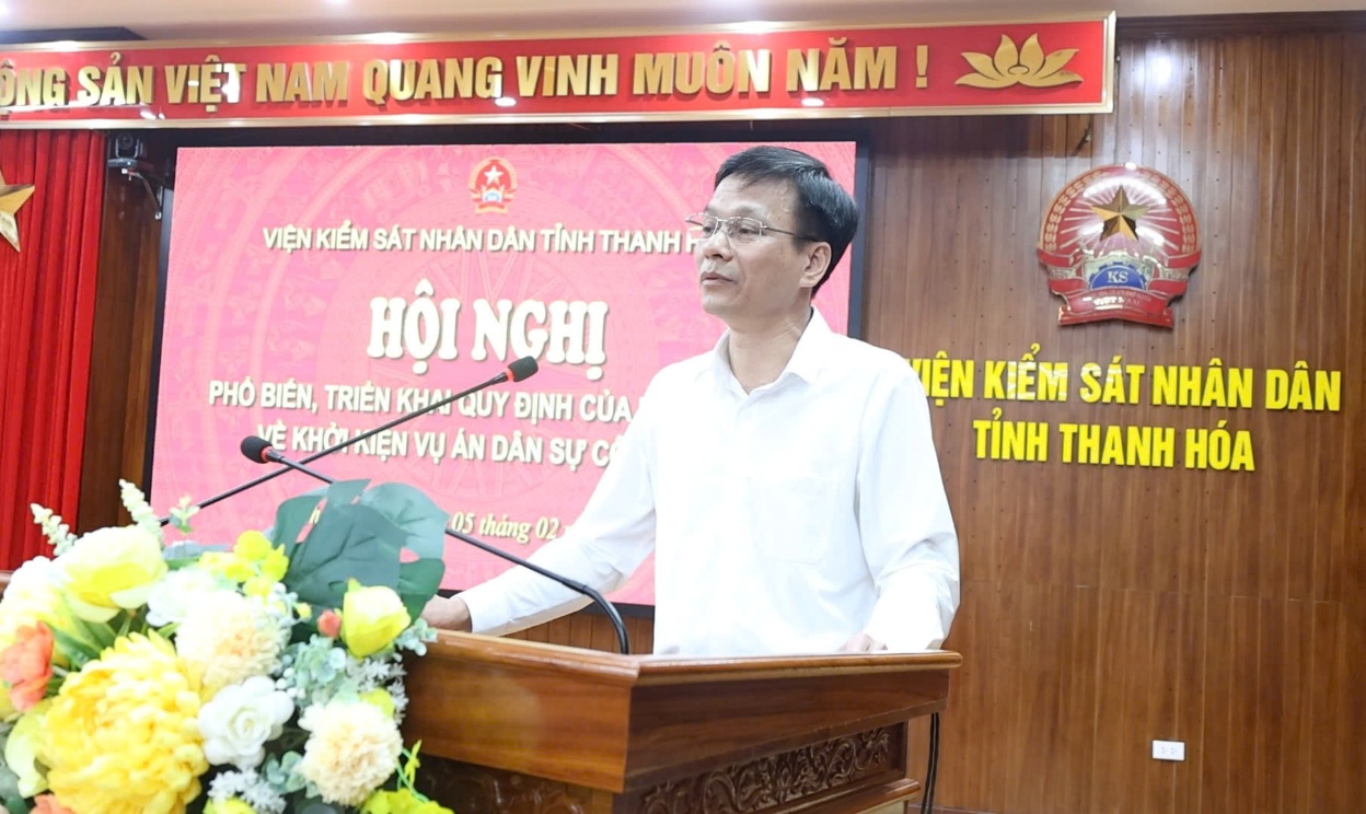 Ảnh: Đồng chí Lê Thanh Hùng, Phó Chánh án TAND tỉnh Thanh Hóa  phát biểu thảo luận tại Hội nghị