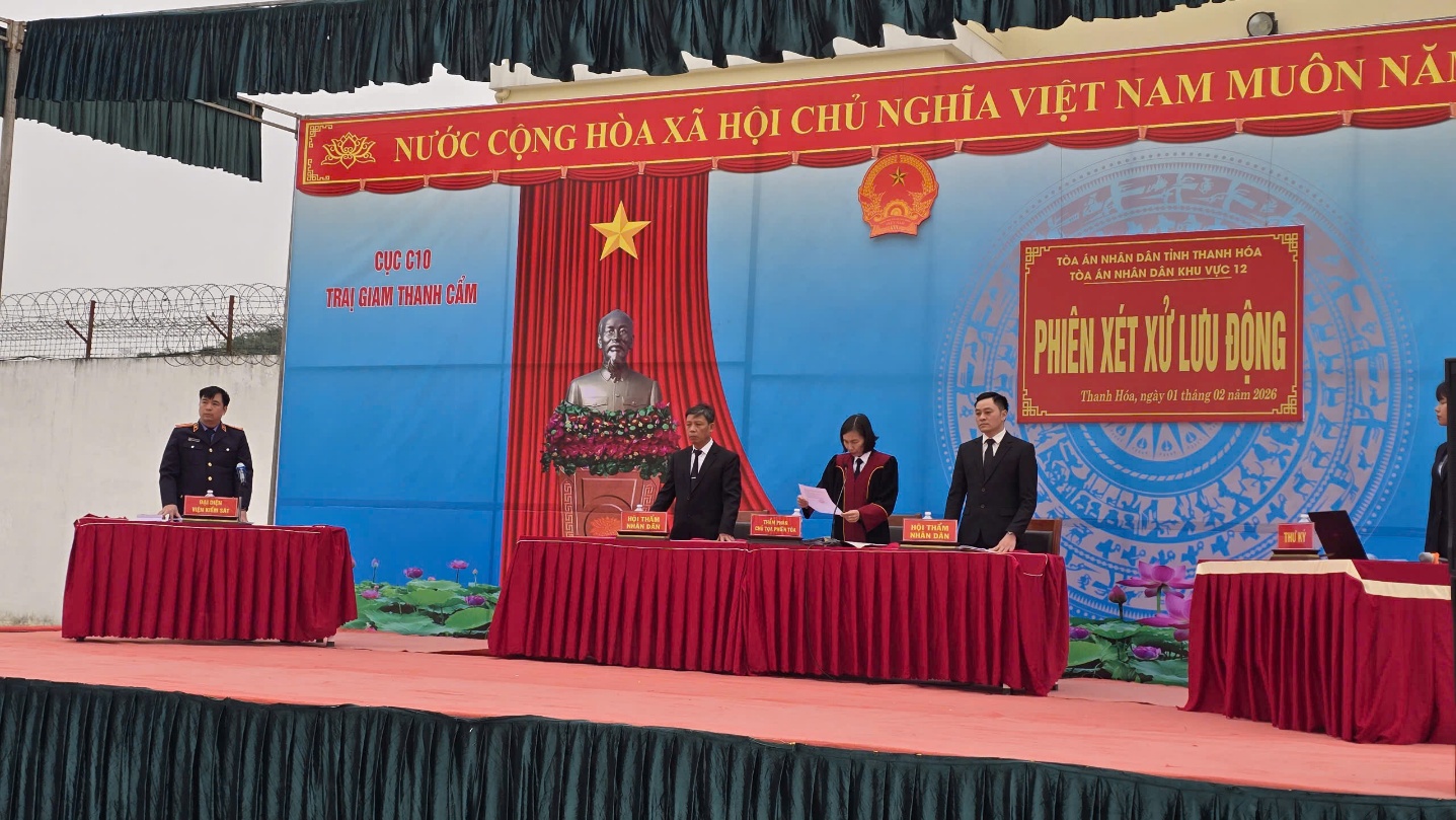 Ảnh: Kiểm sát viên VKSND khu vực 12 - Thanh Hóa công tố và kiểm sát xét xử tại phiên tòa 