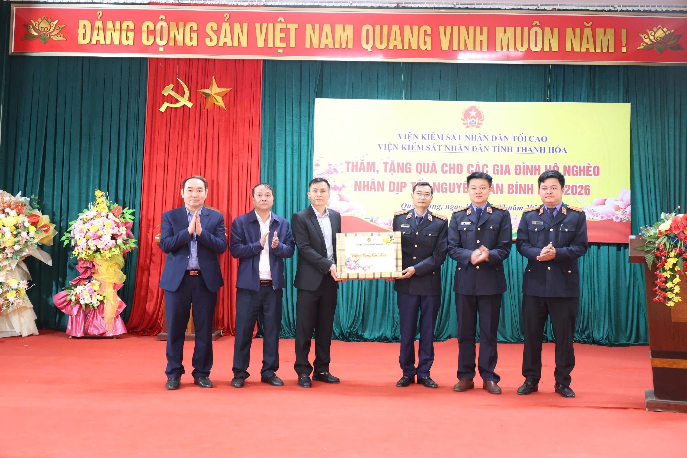 Ảnh: Đoàn công tác trao quà chúc mừng năm mới UBND xã Quý Lương