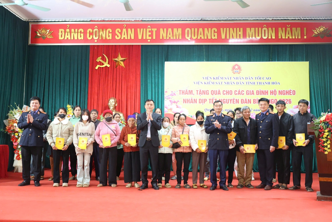 Ảnh: Đoàn công tác trao quà cho các hộ nghèo tại xã Quý Lương, tỉnh Thanh Hoá