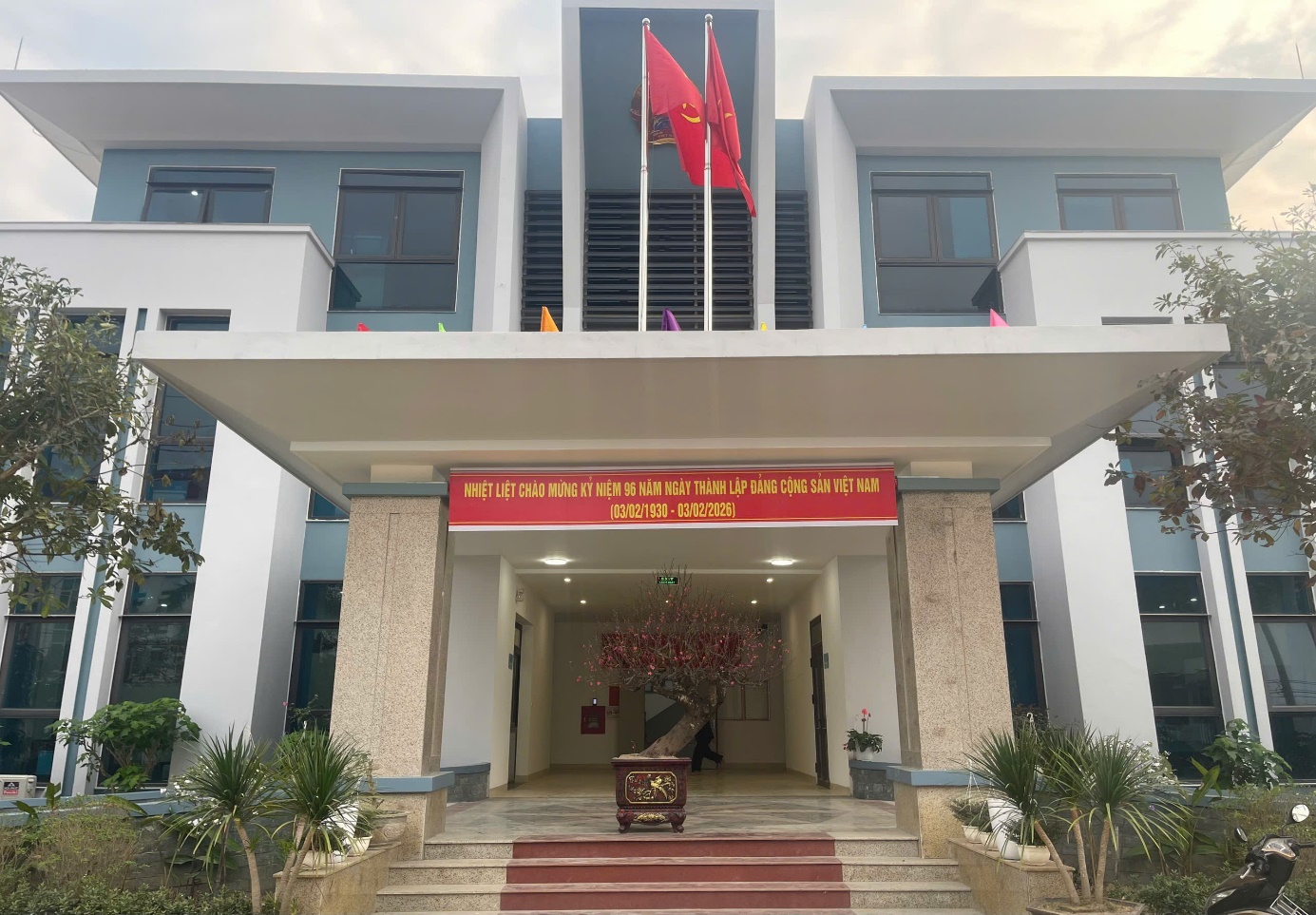 Viện KSND khu vực 5 treo băng rôn tuyên truyền kỷ niệm 96 năm thành lập Đảng  Cộng sản Việt Nam (03/02/1930 - 03/02/2026)