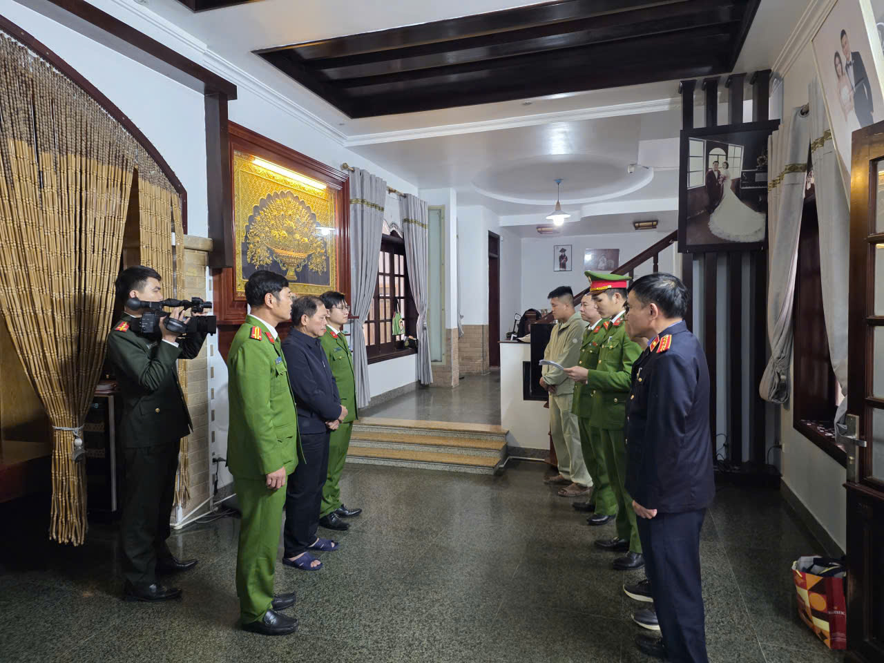 Ảnh: Kiểm sát viên VKSND tỉnh kiểm sát việc thi hành Lệnh bắt bị can để tạm giam và Lệnh khám xét đối với bị can Lê Văn Lưu