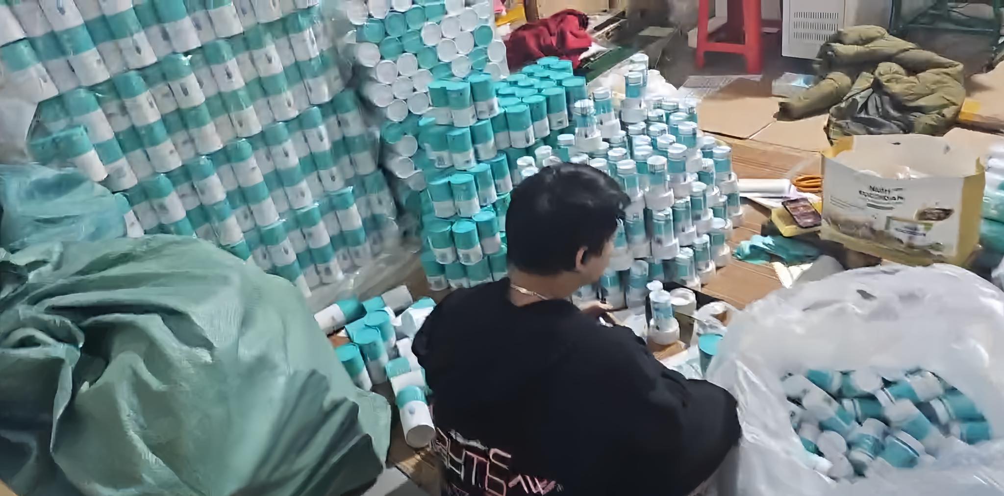 Ảnh: khám xét tại cơ sở sản xuất thuốc giả quy mô liên tỉnh