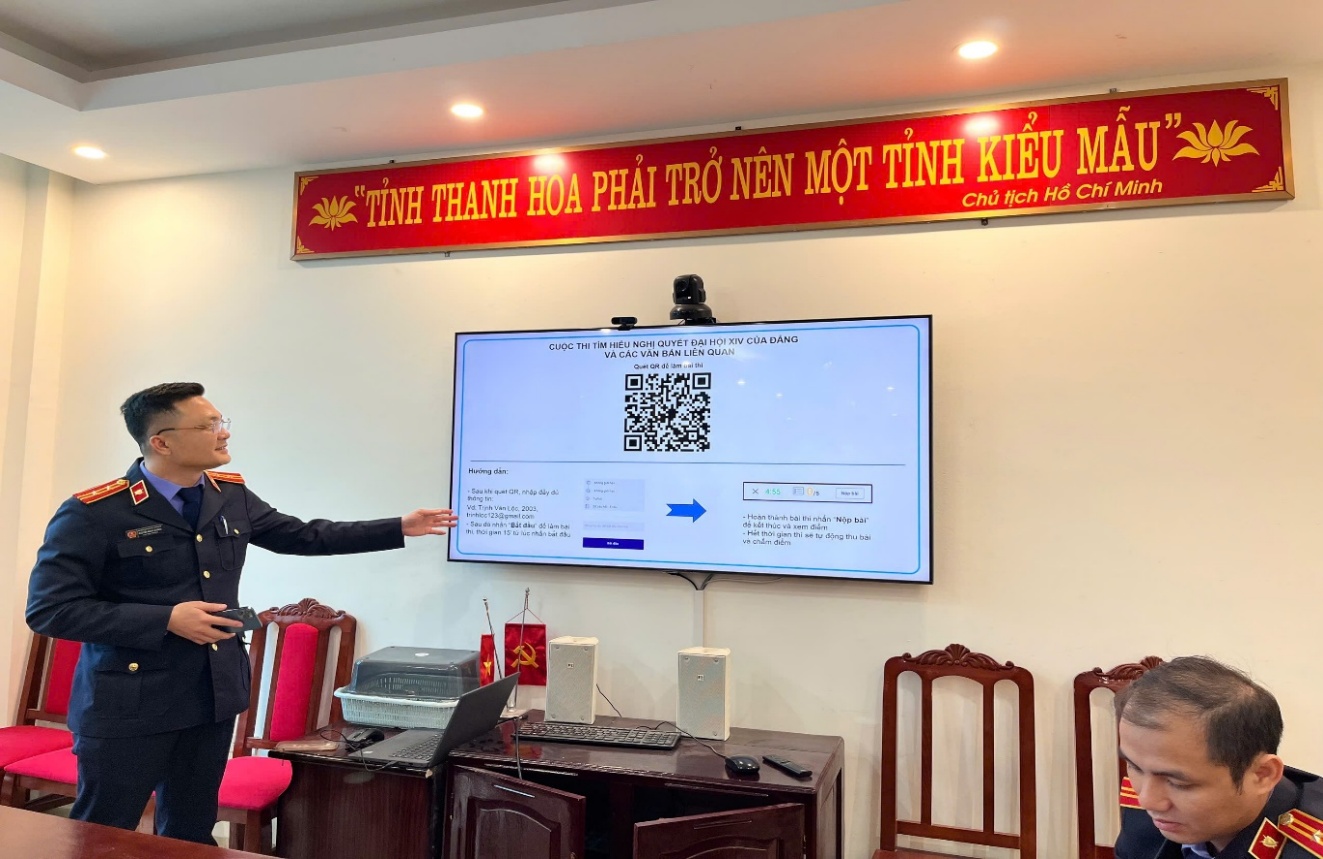 Ảnh: Đồng chí Nguyễn Mạnh Cường - Phó Bí thư Chi bộ,  Phó Viện trưởng  phổ biến thể lệ cuộc thi