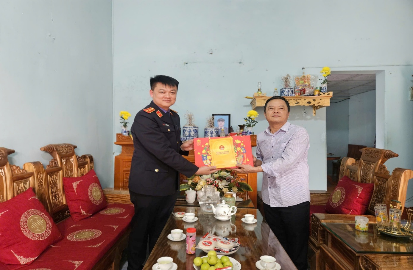 Ảnh: VKSND khu vực 12 - Thanh Hoá tặng quà cán bộ hưu trí