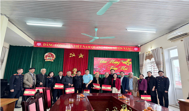 Ảnh: VKSND khu vực 8 - Thanh Hoá tặng quà cho các cán bộ hưu trí