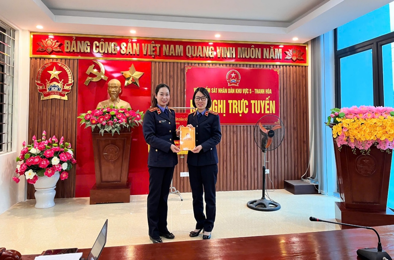 Ảnh: Đồng chí Lê Thị Ngọc Hà - Bí thư Chi bộ, Viện trưởng trao giải nhất