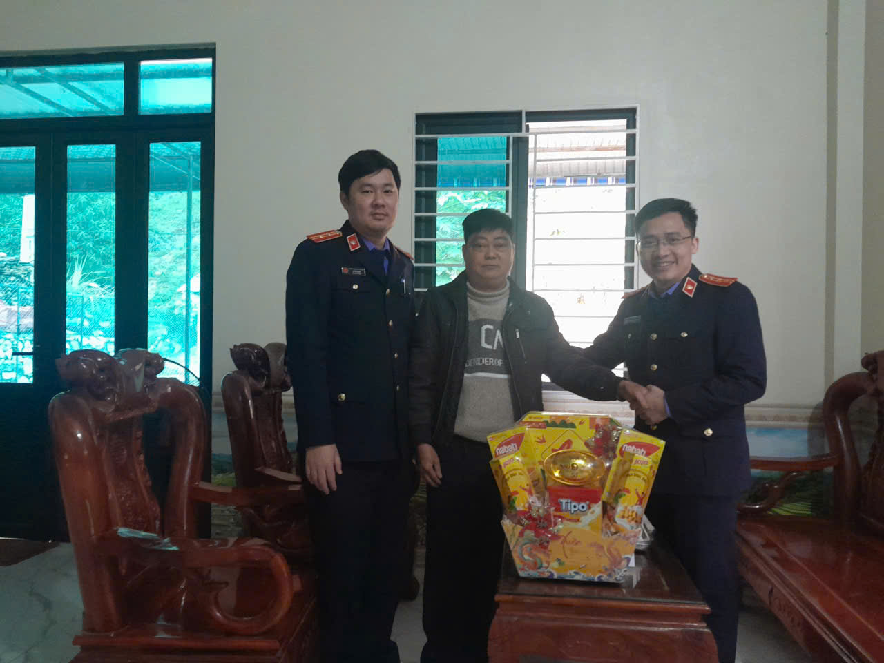 Ảnh: VKSND khu vực 13 - Thanh Hoá tặng quà cán bộ hưu trí