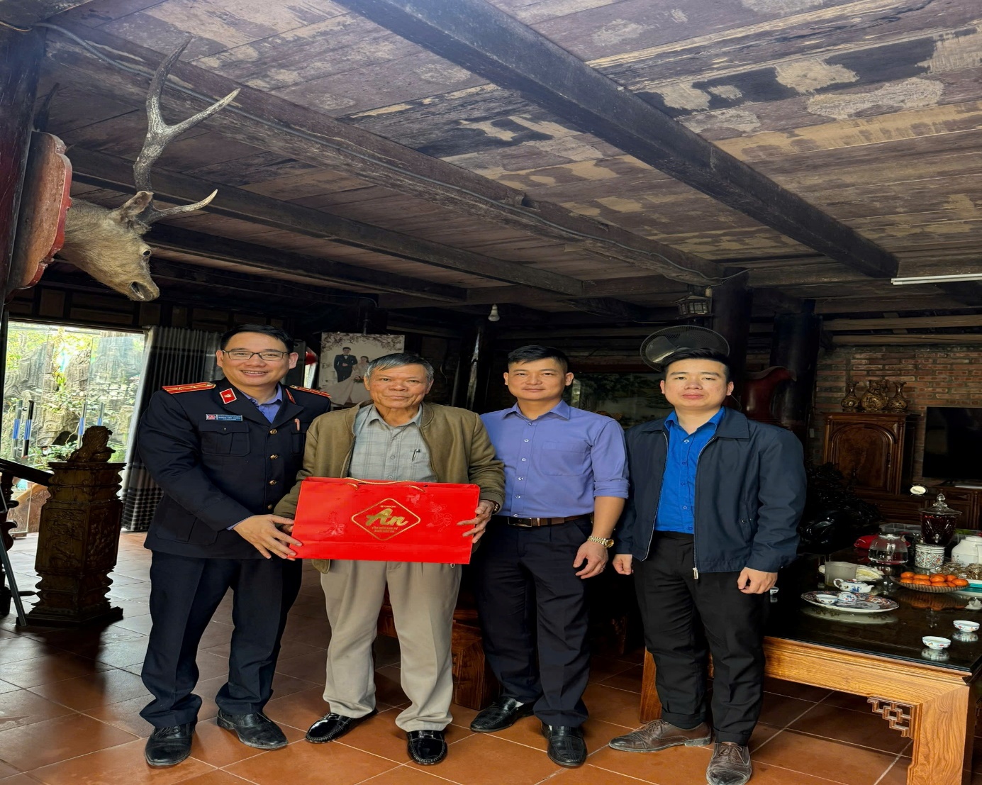 Ảnh: VKSND khu vực 10 - Thanh Hoá tặng quà cán bộ hưu trí