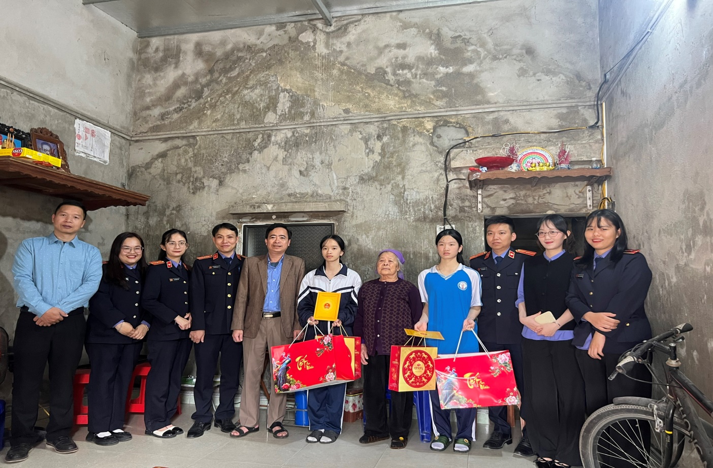 Ảnh: Đoàn công tác trao quà cho học sinh có hoàn cảnh khó khăn