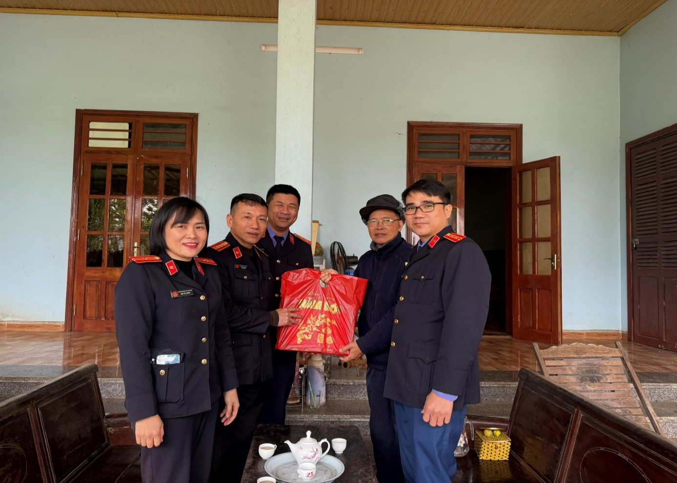 Ảnh: VKSND khu vực 7 - Thanh Hoá tặng quà cán bộ hưu trí